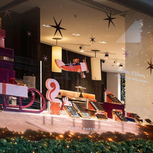 Décorations de Noël avec chocolats sur un étalage d'un magasin de Pierre Marcolini.