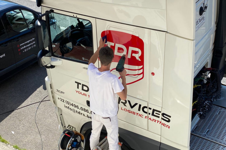 lettrage d'un camion pour la communication visuelle de TDR Services de logistique