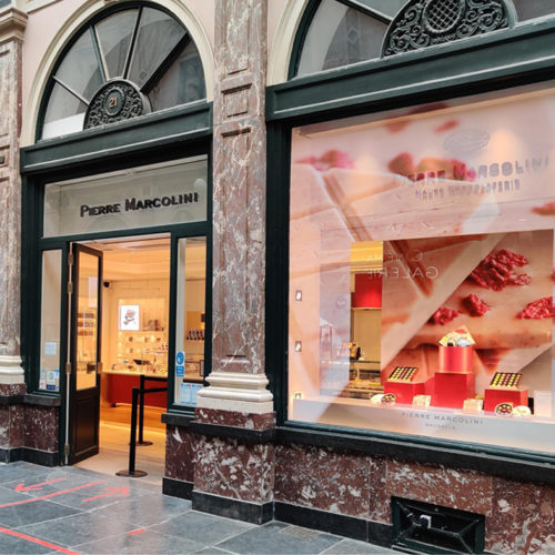 Communication visuelle avec une vitrophanie sur la vitrine du chocolatier Pierre Marcolini.