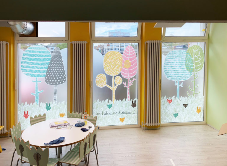 films sablés imprimés avec arbres en couleur sur fenêtre d'une classe d'école